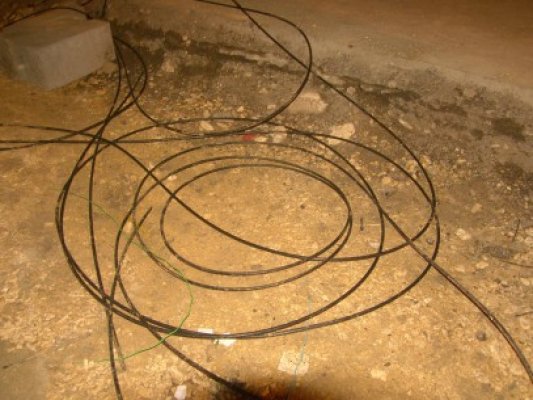 Hoţii au dat atacul la cablurile de telefonie